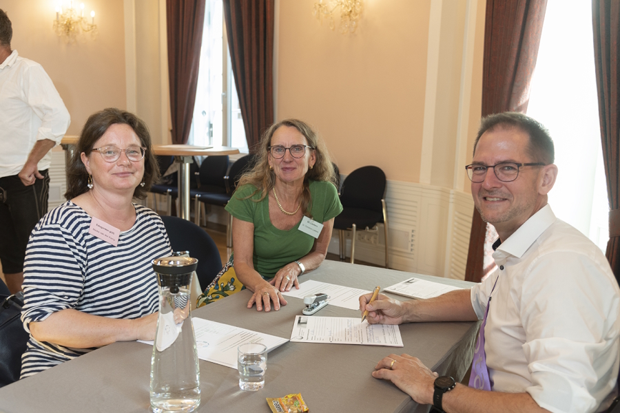 Meike Van der Kamp (EduGarden gUG), Dr. Christine Lötters und Notar Michael Fark (Foto Jo Hempel)