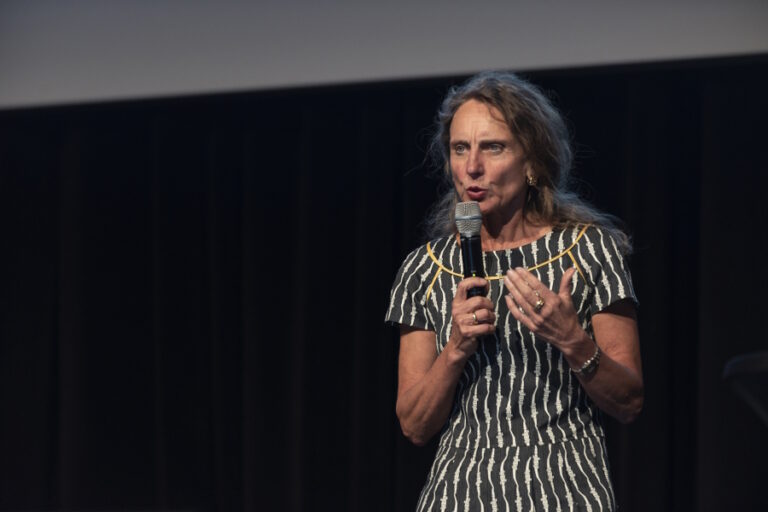 Dr. Christine Lötters bei der Moderation (Foto Jo Hempel)