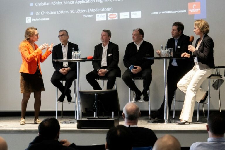 Podiumsdiskussion mit Dr. Christine Lötters (links) auf der Hannover Messe 2023